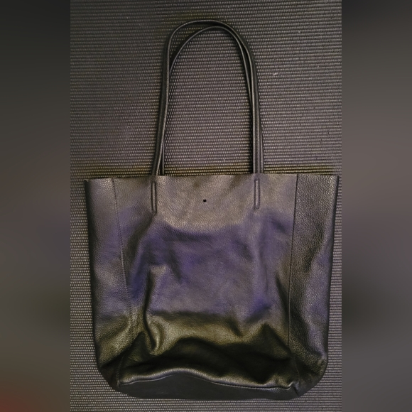 Pebbled black leather unlined tote bag with zippered inner pouch - Picture 1 of 4